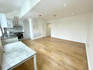 2 bedroom flat for rent in Barlow Moor Road, Chorlton, M21
