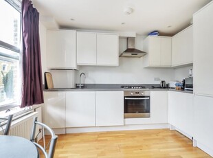 2 bedroom flat for rent in Ferndale Road Clapham North SW4