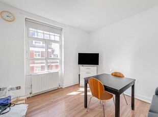 2 bedroom flat for rent in Gilbert Street London W1K