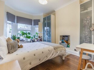 2 bedroom flat for rent in Mellison Road, Tooting, London, SW17