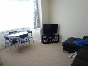 2 bedroom flat for rent in Oakleigh Road North N20 0RX, N20