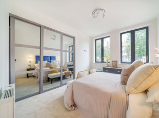 2 bedroom flat for rent in Rosemont Road, W3