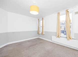 2 bedroom flat for rent in Station Road, London, E17