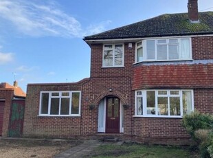 3 Bed House For Sale in Chobham, Surrey, GU24 - 5306094