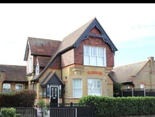 3 bedroom detached house for rent in The Lodge Hornchurch Road, RM11