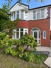 3 bedroom semi-detached house for rent in Henley Avenue, Manchester, M16