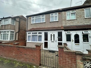 3 bedroom semi-detached house for rent in Mount Road,Hayes,UB3