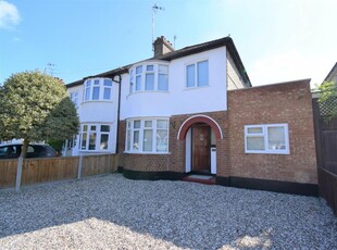 3 bedroom semi-detached house for rent in Oliver Road, Shenfield, Brentwood, Essex, CM15