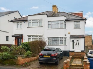 4 Bed House For Sale in Wentworth Close, West Finchley, N3 - 5321880