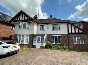 4 Bed House To Rent in Maidenhead, Berkshire, SL6 - 525