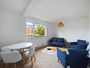 4 bedroom flat for rent in Culver Court, SW18