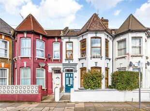 4 bedroom terraced house for rent in Carlingford Road, London, N15