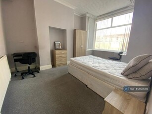 4 bedroom terraced house for rent in Cromwell Road, Salford, M6