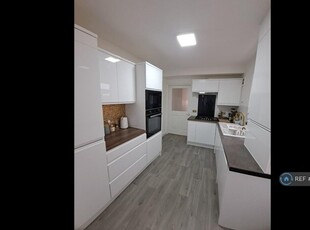 4 bedroom terraced house for rent in Mansfield Road, Luton, LU4