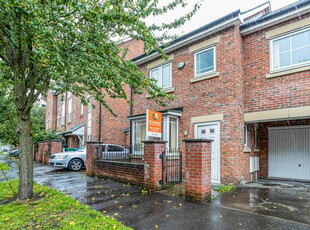 4 bedroom town house for rent in Drayton Street, Hulme, Manchester, M15