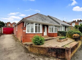 Bungalow to rent in Moor Green Road, Cowes PO31