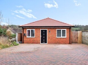 Bungalow to rent in Star Lane, Coulsdon CR5