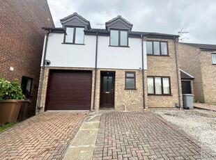Detached house to rent in Highview Close, Norwich NR13