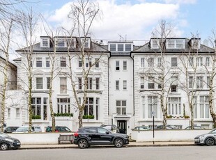 Flat for sale in Belsize Grove, Belsize Park, London NW3