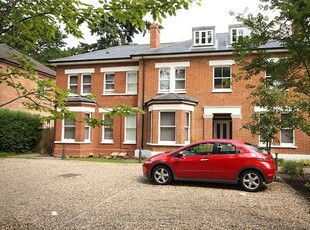 Flat to rent in Broomhall Road, Horsell, Woking GU21