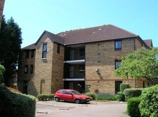 Flat to rent in Charlbury Court, Bedford MK40