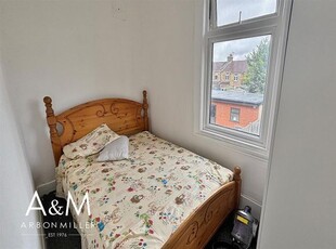 Flat to rent in Elgin Road, Seven Kings, Ilford IG3