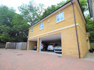 Flat to rent in Elliot Road, Watford WD17