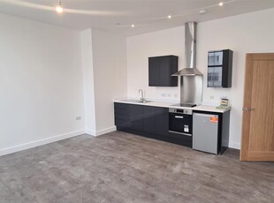 Flat to rent in High Street, Southampton SO14