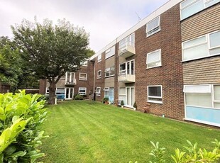 Flat to rent in Hutton Road, Shenfield, Brentwood CM15