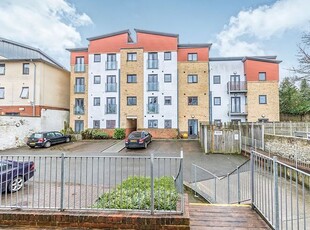 Flat to rent in Knightrider Street, Maidstone, Kent ME15