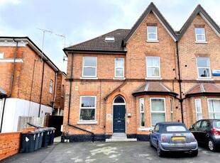 Flat to rent in Mayfield Road, Moseley, Birmingham B13