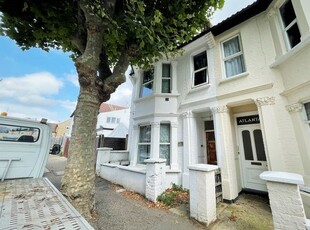 Flat to rent in Old Southend Road, Southend-On-Sea SS1