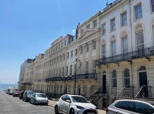 Flat to rent in Oriental Place, Brighton BN1
