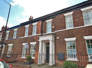 Flat to rent in Park Street, Selby YO8