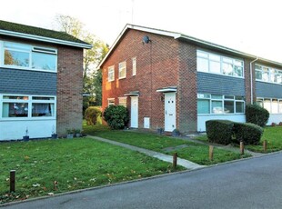 Flat to rent in Petersham Close, Byfleet, West Byfleet KT14