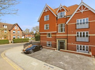 Flat to rent in Queens Avenue, Canterbury CT2