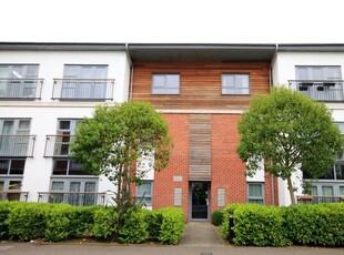 Flat to rent in Riverside Close, Romford RM1