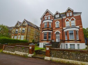Flat to rent in Silverdale Road, Eastbourne BN20