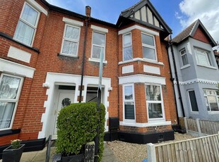 Flat to rent in St. Helens Road, Westcliff-On-Sea SS0