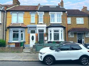 Flat to rent in Winchester Road, London E4