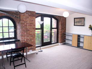 Studio flat for rent in Castle Quay, Chester Road, Manchester, Greater Manchester, M15