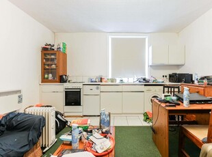 Studio flat for rent in DE VERE GARDENS, Kensington, London, W8