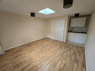 Studio flat for rent in Hither Green Lane, London, SE13