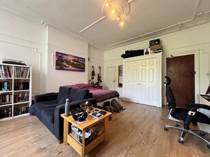 Studio flat for rent in Manstone Road, Kilburn, NW2