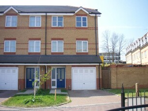 Studio flat for rent in Pickard Close, Southgate, N14