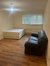 Studio to rent in Flat E, Guildford House, - Guildford Street, Luton LU1