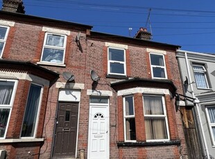 Terraced house to rent in Dallow Road, Luton LU1