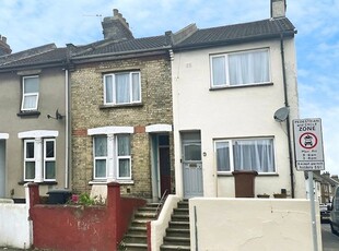 Terraced house to rent in Magpie Hall Road, Chatham, Kent ME4