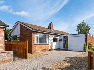 3 bedroom detached bungalow for sale in Craigmore Avenue, Bletchley, MK3