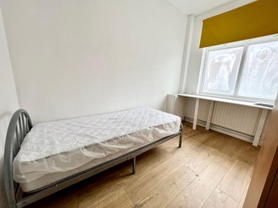 3 bedroom house share for rent in Thornton Road, Stoke-On-Trent, ST4